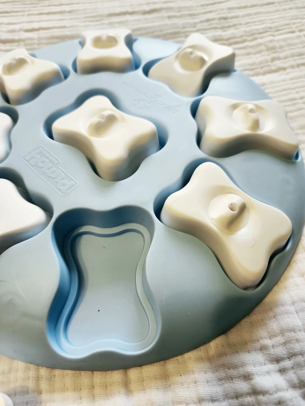 Nina Ottosson Level 1 Slow Feed Dog Puzzle Toy – Light Blue & Cream Treat